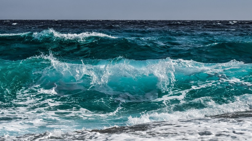 波濤湧洶的海浪風景圖片