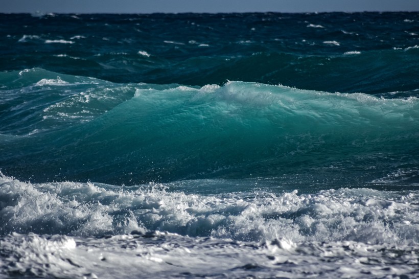 波濤湧洶的海浪風景圖片