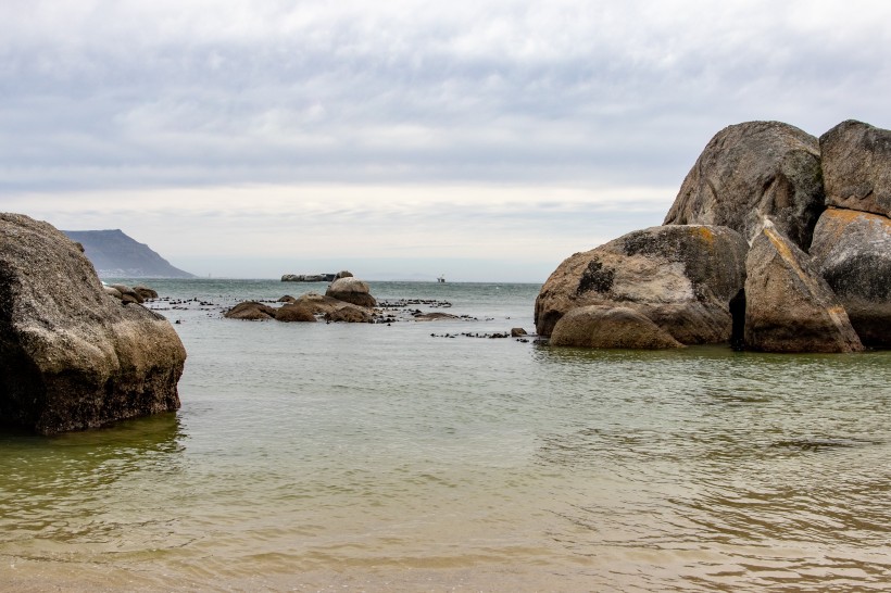 海灘上的石塊圖片