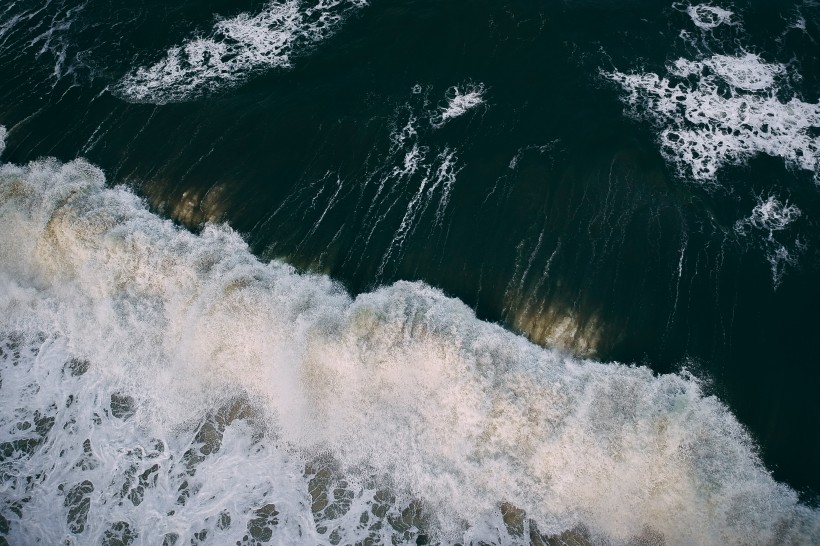 航拍白色的海浪圖片