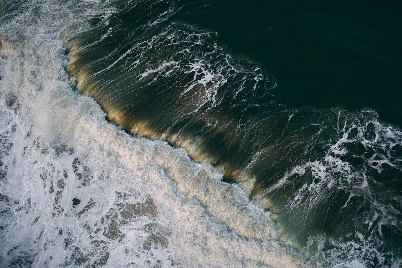 航拍白色的海浪圖片