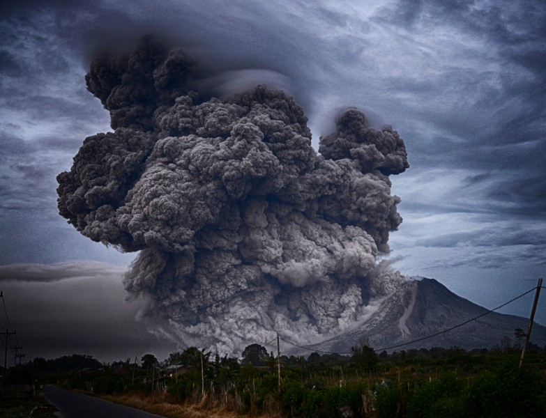 猛烈的火山噴發自然風景圖片