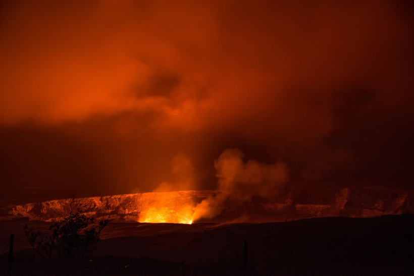 猛烈的火山噴發自然風景圖片