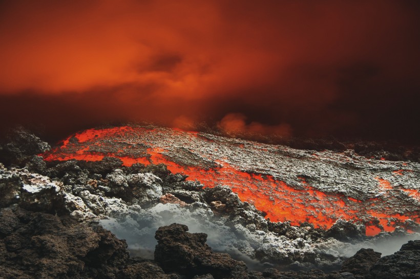 猛烈的火山噴發自然風景圖片