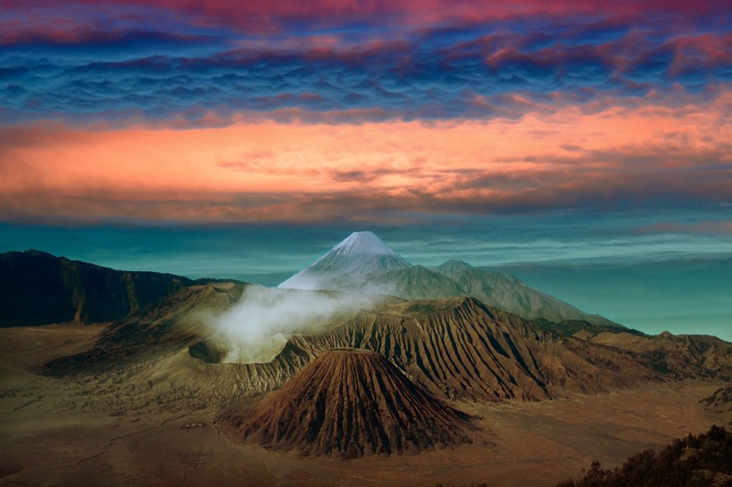 猛烈的火山噴發自然風景圖片