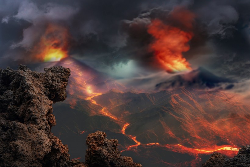 猛烈的火山噴發自然風景圖片