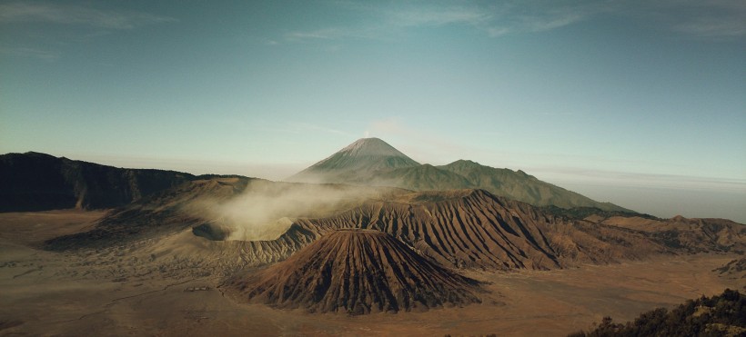 猛烈的火山噴發自然風景圖片