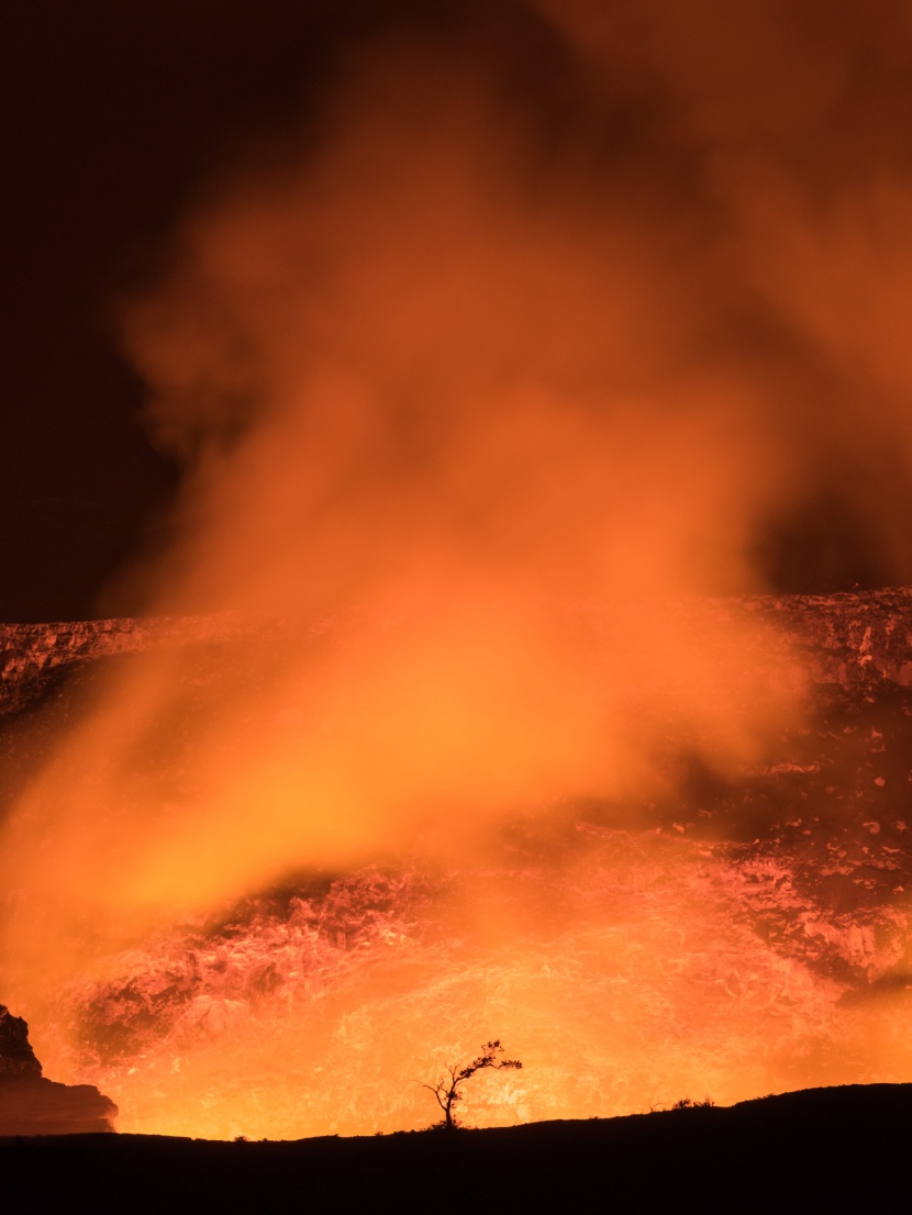 磅礴噴發的火山風景圖片