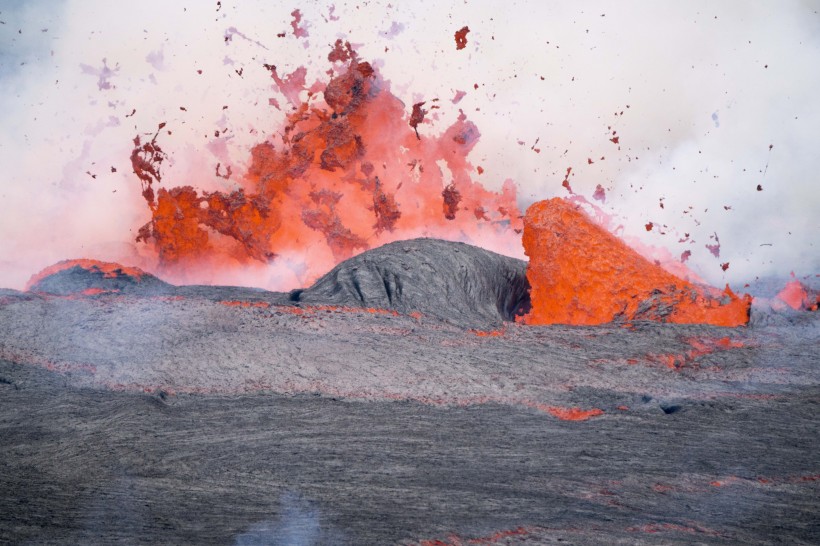 磅礴噴發的火山風景圖片