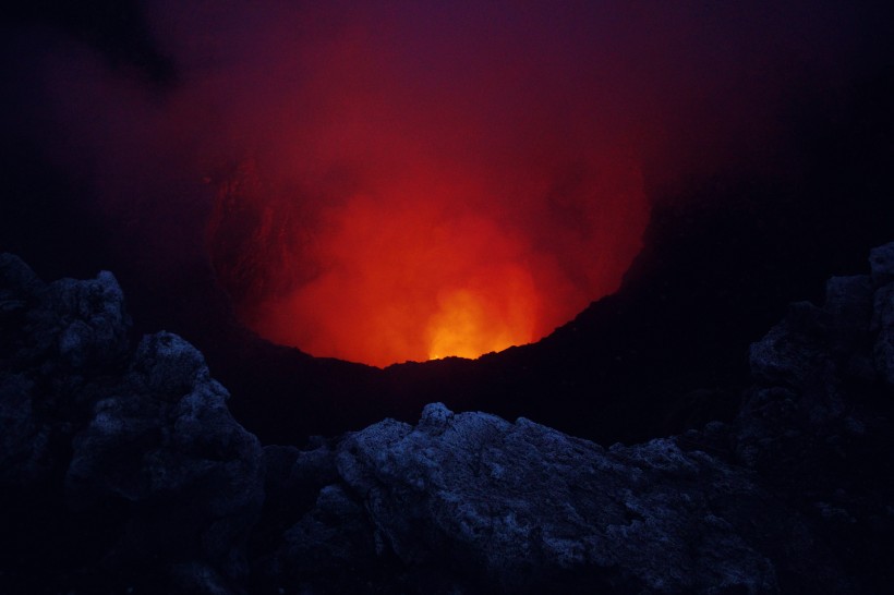 磅礴噴發的火山風景圖片