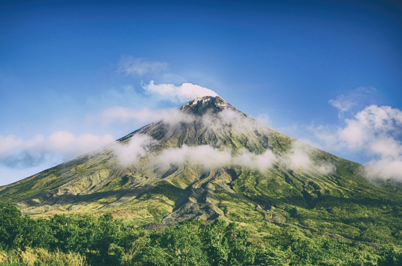 猛烈的火山噴發自然風景圖片