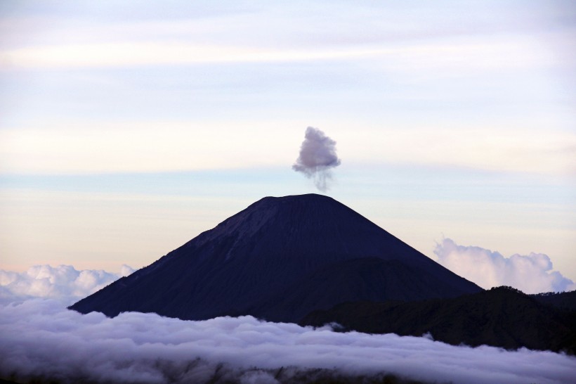 猛烈的火山噴發自然風景圖片