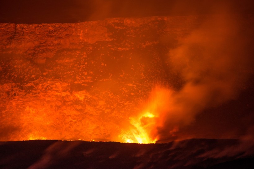 猛烈的火山噴發自然風景圖片