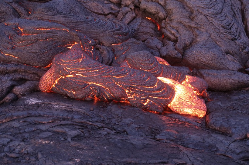 猛烈的火山噴發自然風景圖片