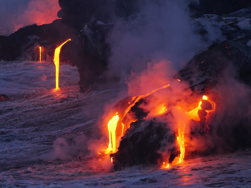 磅礴噴發的火山風景圖片