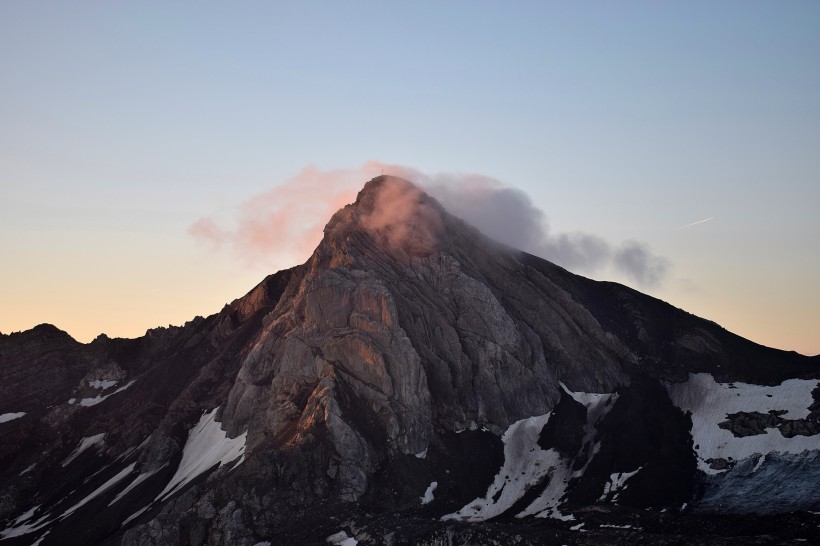 磅礴噴發的火山風景圖片