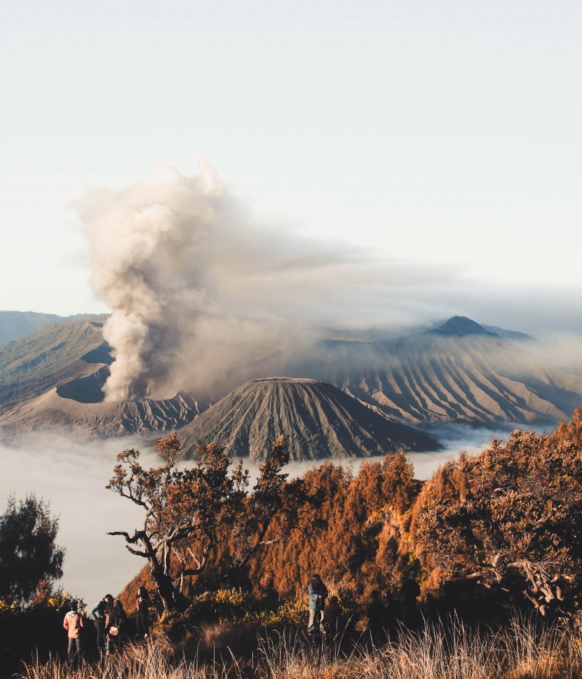 磅礴噴發的火山風景圖片