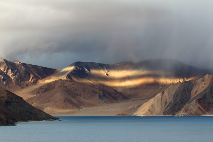 猛烈的火山噴發自然風景圖片