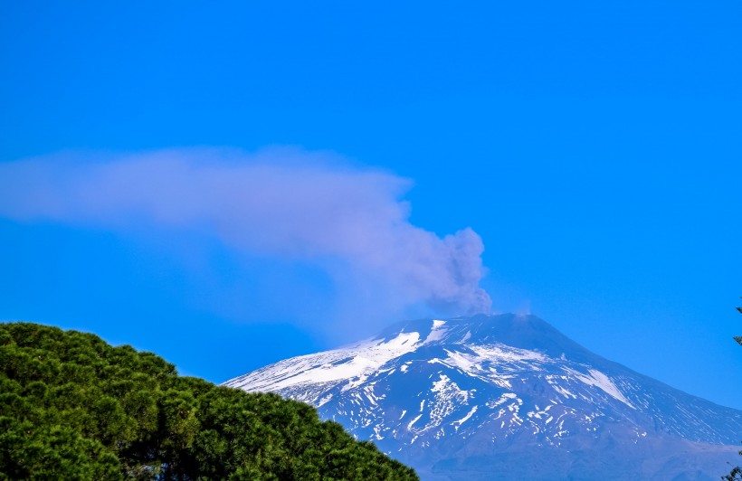 猛烈的火山噴發自然風景圖片