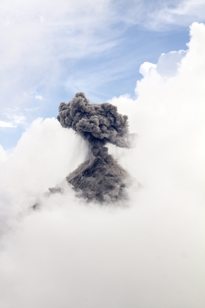 猛烈的火山噴發自然風景圖片