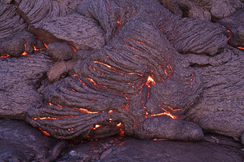 猛烈的火山噴發自然風景圖片