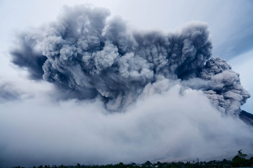 磅礴噴發的火山風景圖片