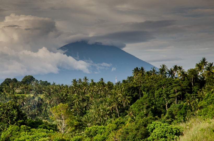 磅礴噴發的火山風景圖片