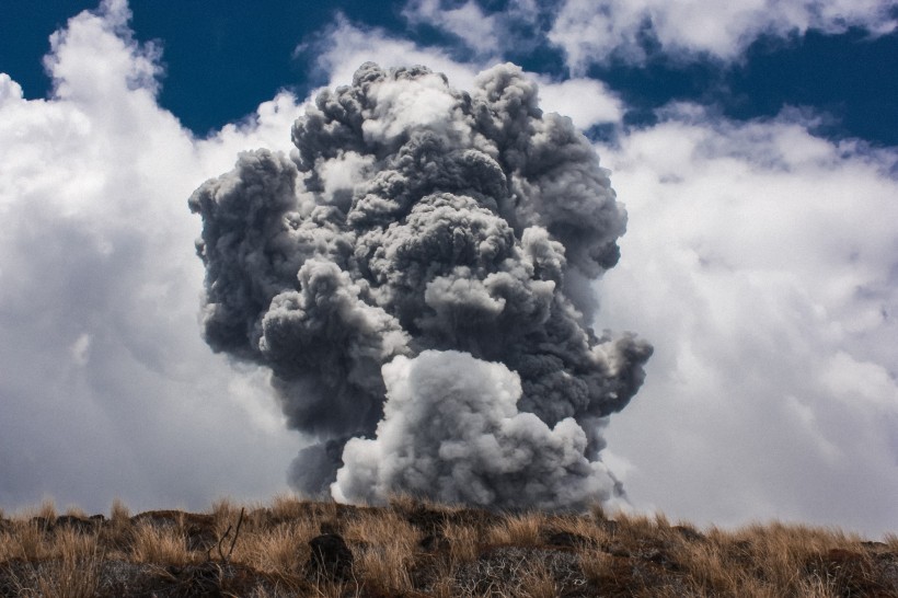 磅礴噴發的火山風景圖片