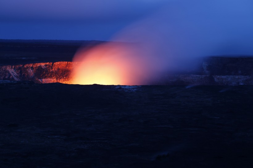 磅礴噴發的火山風景圖片