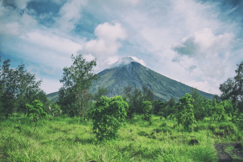 磅礴噴發的火山風景圖片