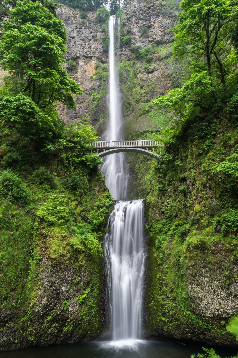 氣勢磅礴恢弘的瀑布自然風景圖片