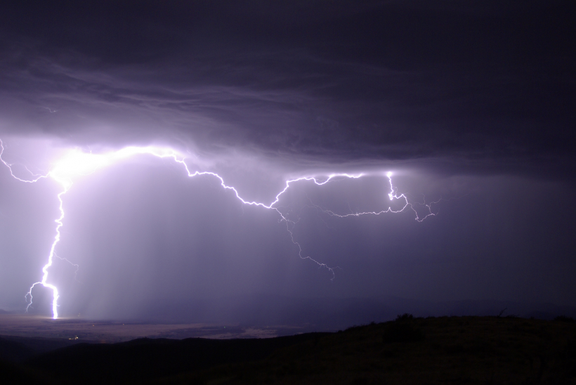 狂暴震撼的雷霆閃電風景圖片