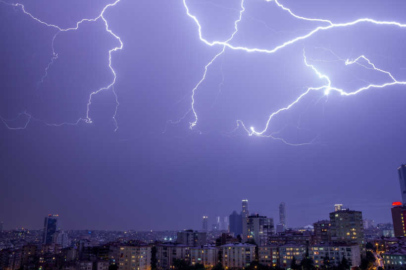 狂暴震撼的雷霆閃電風景圖片