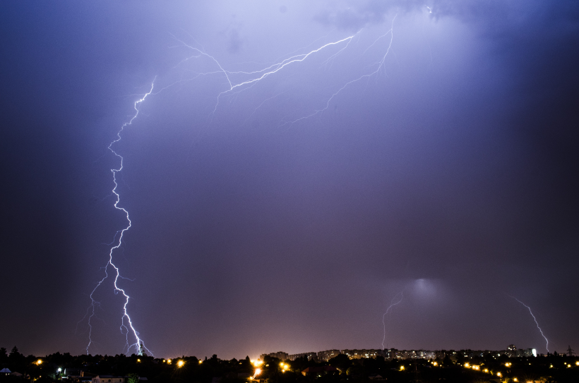 狂暴震撼的雷霆閃電風景圖片