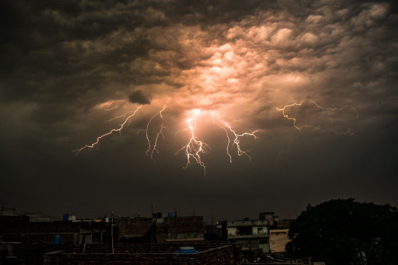 狂暴震撼的雷霆閃電風景圖片