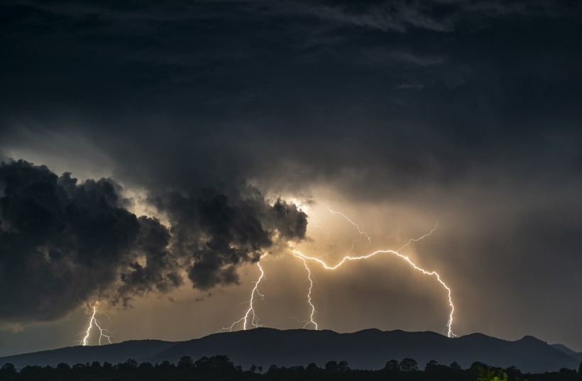 狂暴震撼的雷霆閃電風景圖片