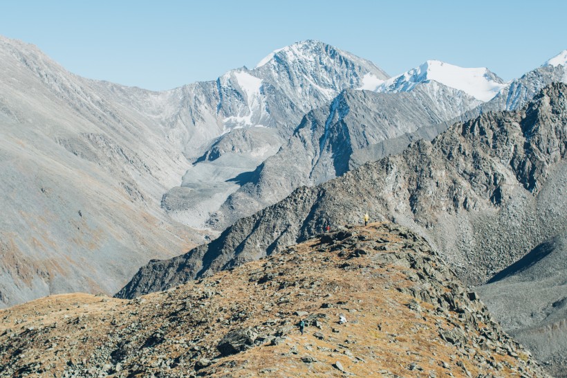 險峻的山峰圖片