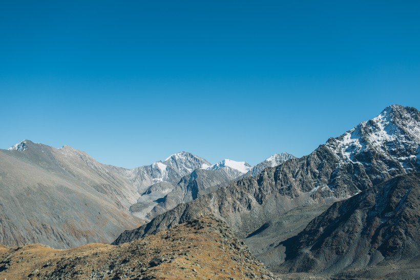 險峻的山峰圖片