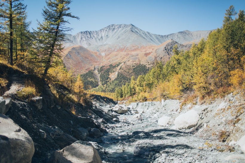 險峻的山峰圖片