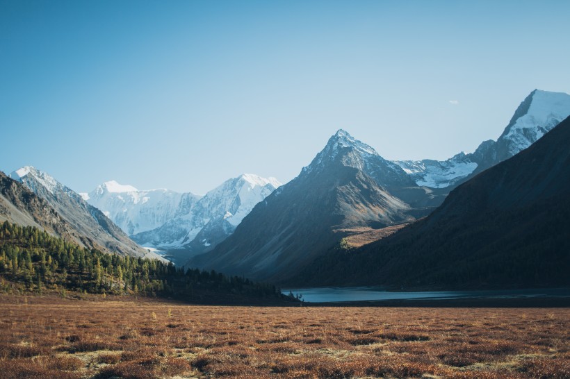 險峻的山峰圖片