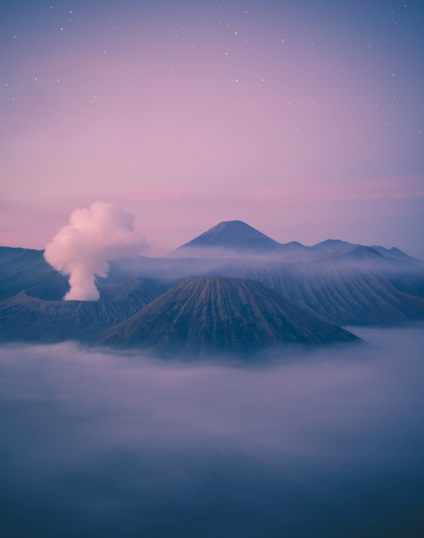 霧氣蒸騰的火山圖片