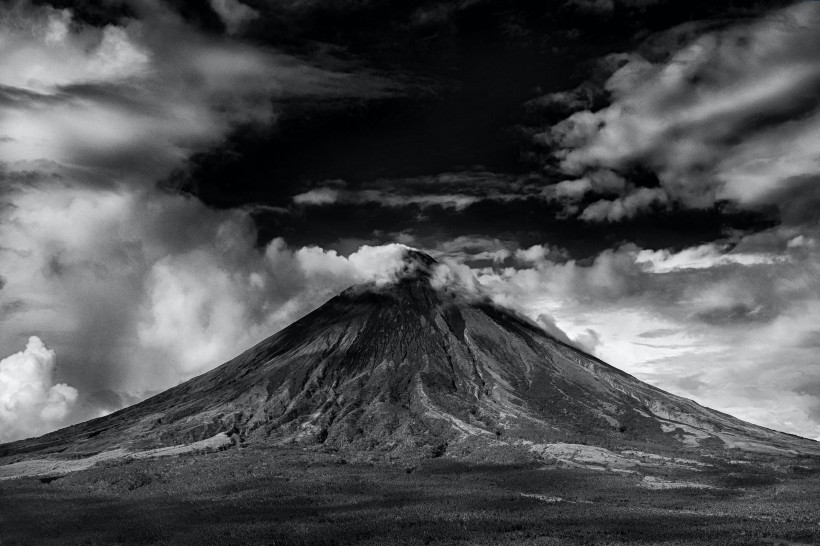 霧氣蒸騰的火山圖片