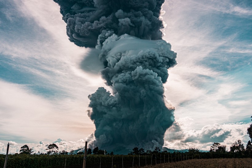 霧氣蒸騰的火山圖片