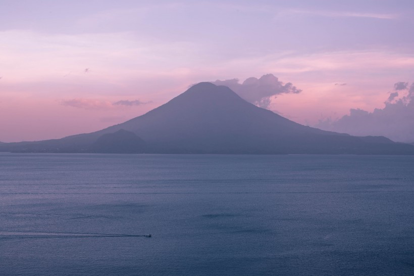 霧氣蒸騰的火山圖片