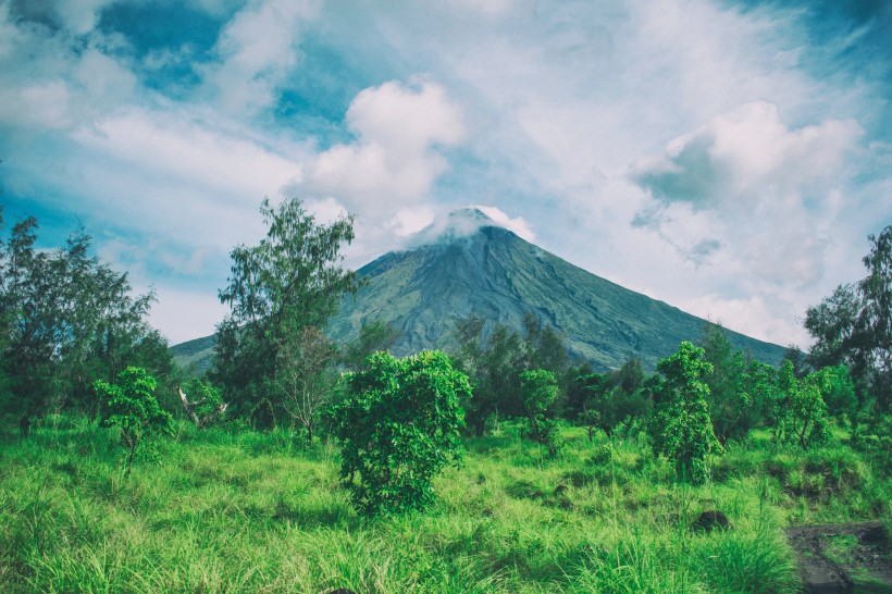 霧氣蒸騰的火山圖片