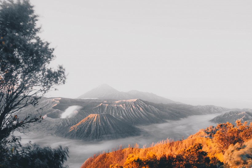 霧氣蒸騰的火山圖片