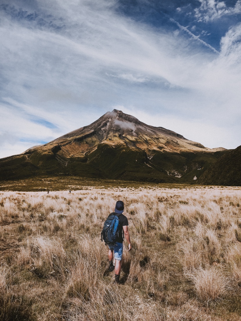 霧氣蒸騰的火山圖片