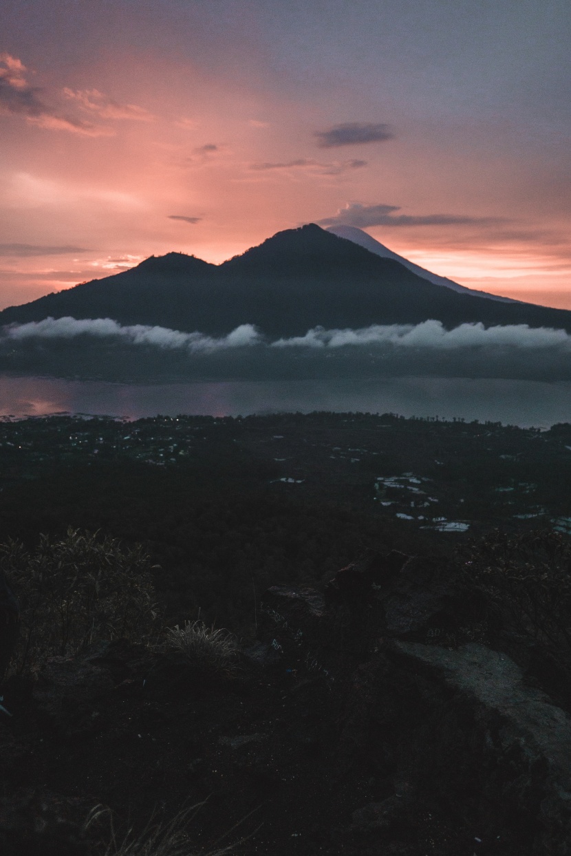 霧氣蒸騰的火山圖片