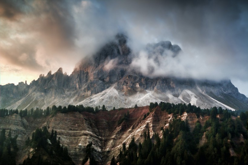 霧氣蒸騰的火山圖片