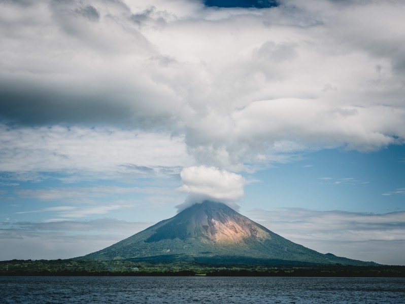 霧氣蒸騰的火山圖片